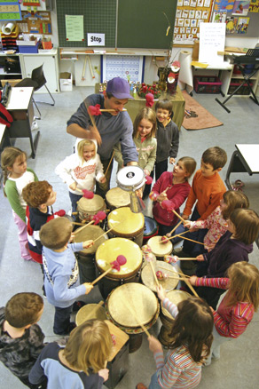 Gruppe Kinder mit Trommeln