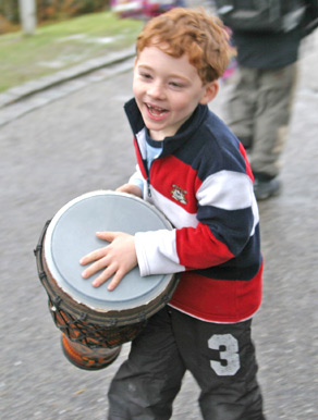 Rennender Junge mit Trommel
